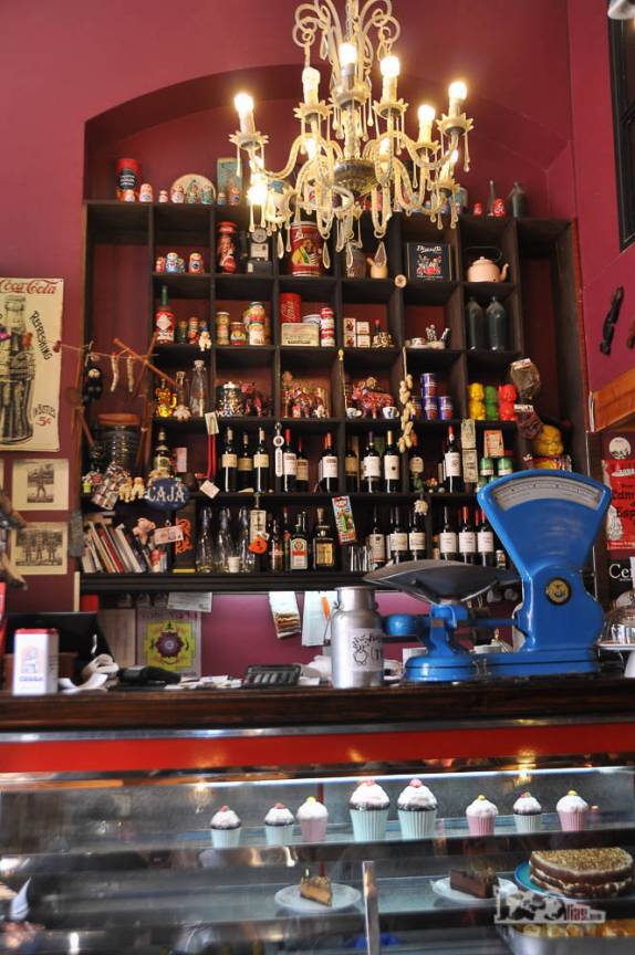 Balcão de um café no centro de Punta Arenas, no sul do Chile